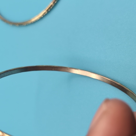 2 Gold Toned Textured Pattern Bangle Jingle Bracelets - Picture 7 of 8